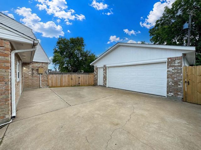 2323 37th Avenue N, Texas City, TX 77590