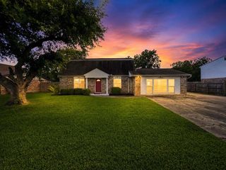 2323 37th Avenue N, Texas City, TX 77590