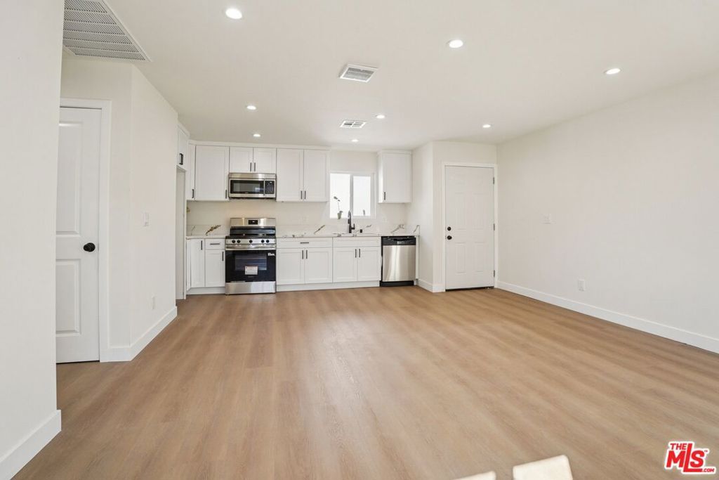 Image 10 of property listing at 4920 S Wilton Place, Los Angeles, CA 90062