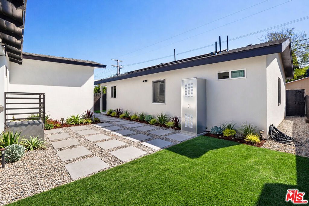 Image 25 of property listing at 4920 S Wilton Place, Los Angeles, CA 90062