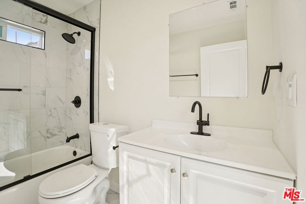 Image 35 of property listing at 4920 S Wilton Place, Los Angeles, CA 90062