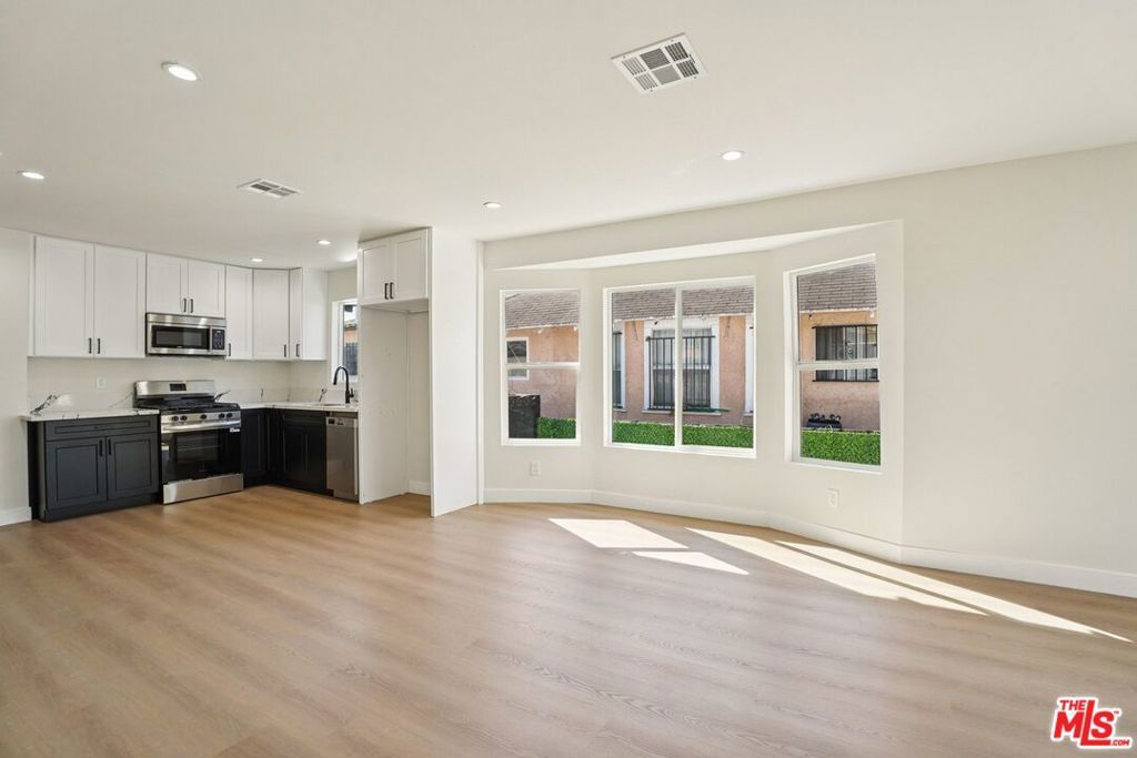 Image 7 of property listing at 4920 S Wilton Place, Los Angeles, CA 90062