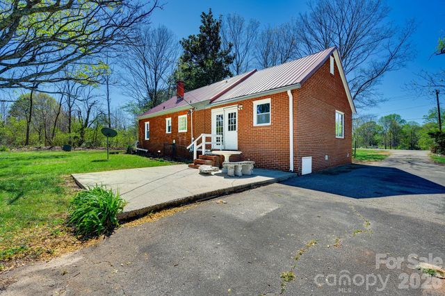 2414 N Olivers Cross Road, Newton, NC 28658