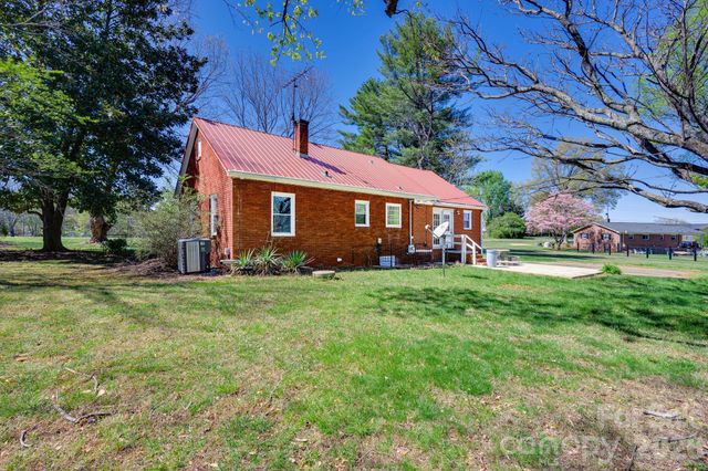 2414 N Olivers Cross Road, Newton, NC 28658