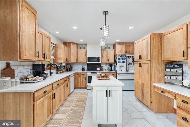 2050 BACK RD, Woodstock, VA 22664