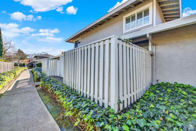 30 Belvedere Ct, Napa, CA 94559