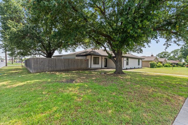 2150 Wellington Drive, Grand Prairie, TX 75051