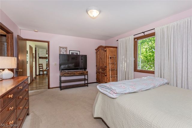 15880 Laurel Road, Chagrin Falls, OH 44022