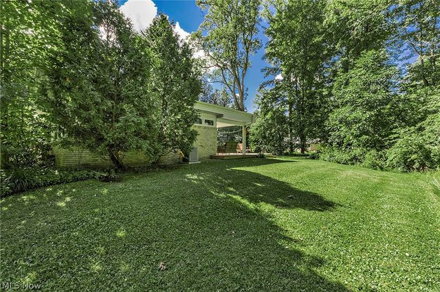 15880 Laurel Road, Chagrin Falls, OH 44022
