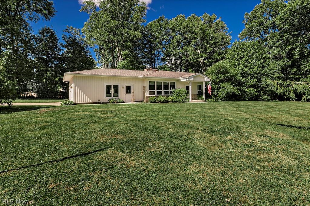 15880 Laurel Road, Chagrin Falls, OH 44022