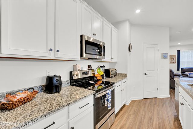 10051 Windcrest Farms Ln, Louisville, KY 40291