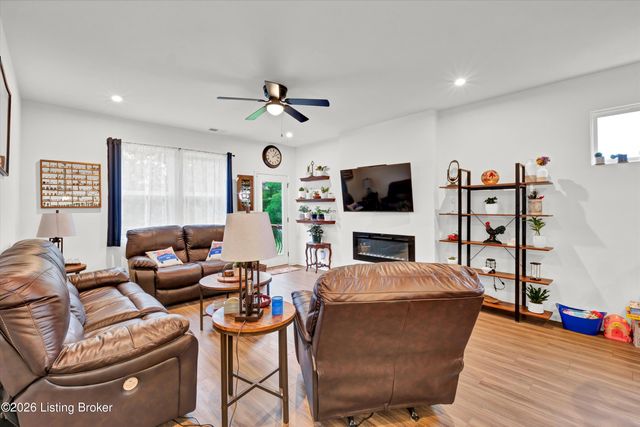 10051 Windcrest Farms Ln, Louisville, KY 40291