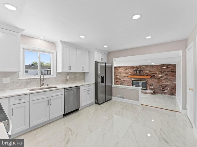 523 RHODE ISLAND AVE, Cherry Hill, NJ 08002