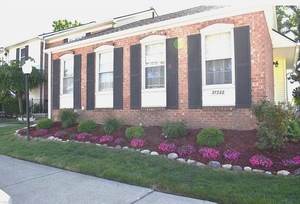 37322 Charter Oaks Boulevard, Clinton Twp, MI 48036