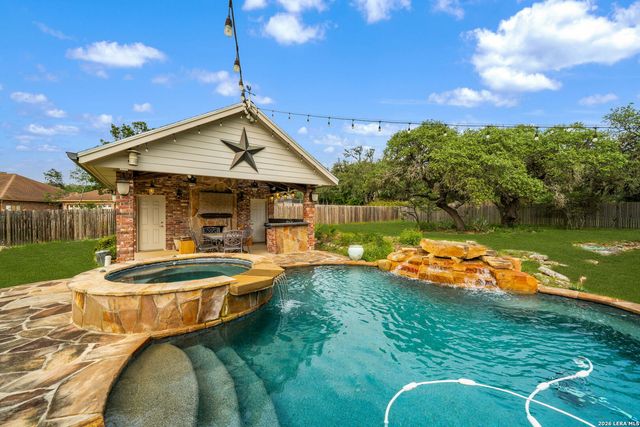 8639 RAINTREE WOODS DR, Fair Oaks Ranch, TX 78015