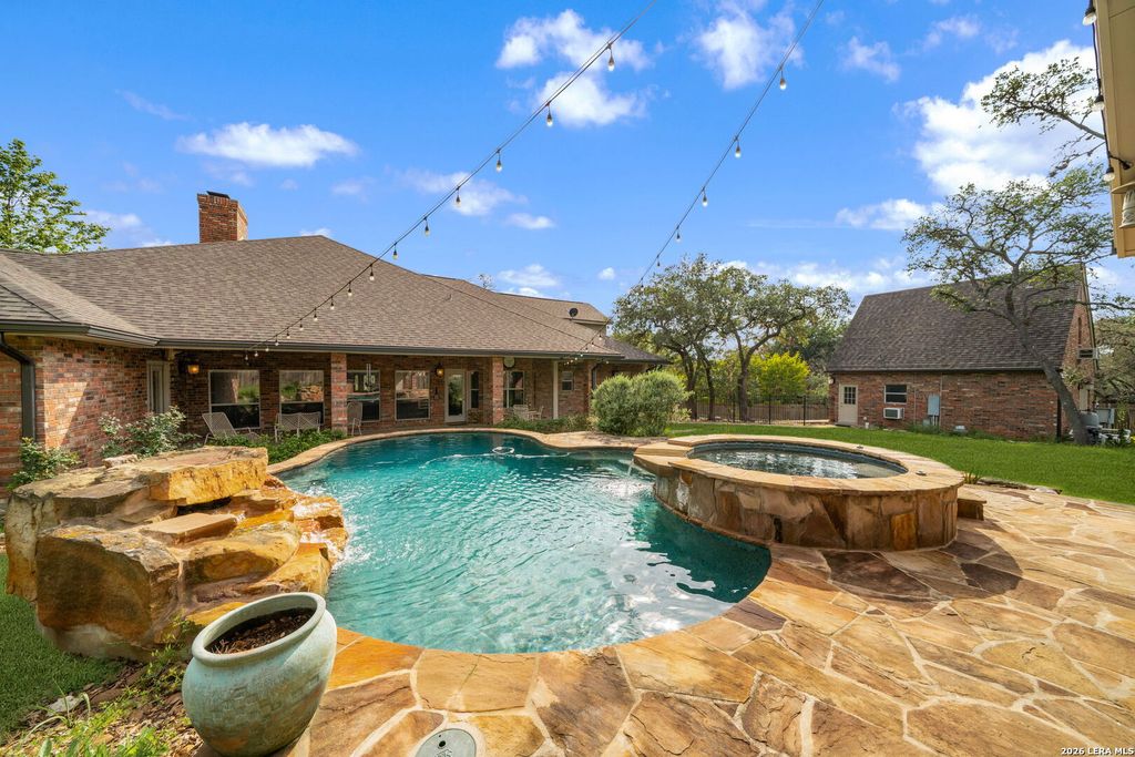 8639 RAINTREE WOODS DR, Fair Oaks Ranch, TX 78015