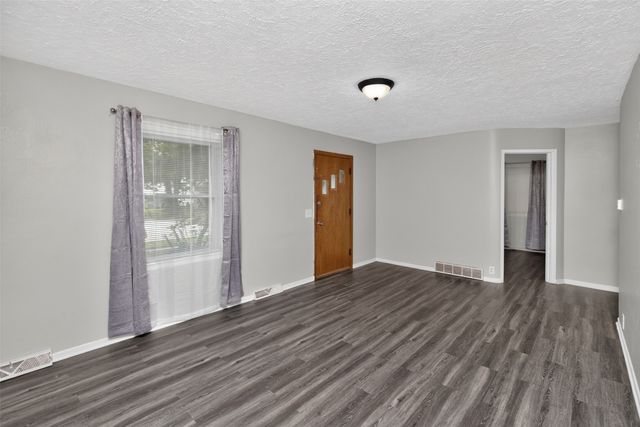 807 W 3rd Avenue, Indianola, IA 50125