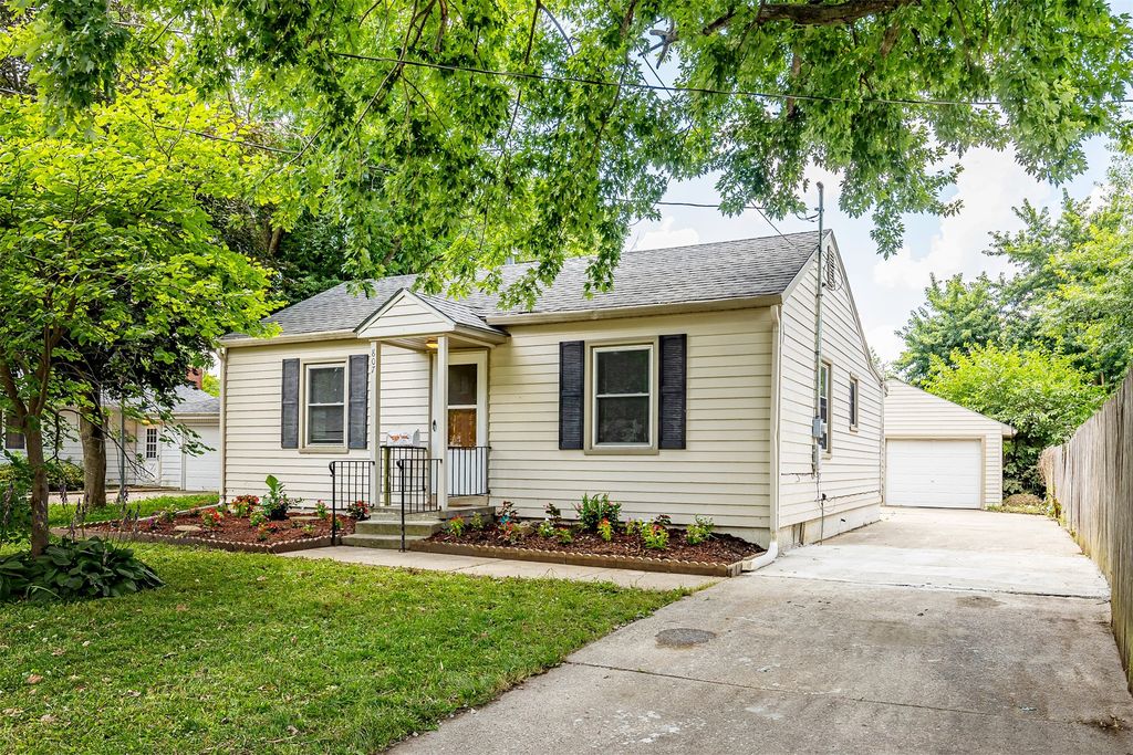 807 W 3rd Avenue, Indianola, IA 50125