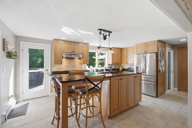 4 Portmore Ln, Framingham, MA 01702