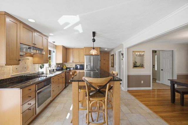 4 Portmore Ln, Framingham, MA 01702