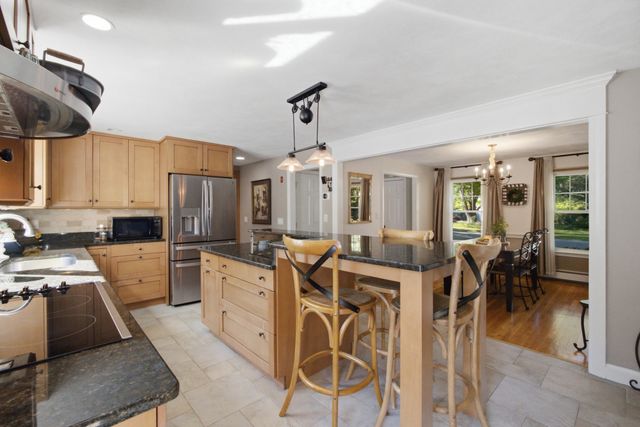 4 Portmore Ln, Framingham, MA 01702