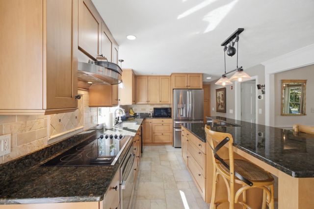 4 Portmore Ln, Framingham, MA 01702