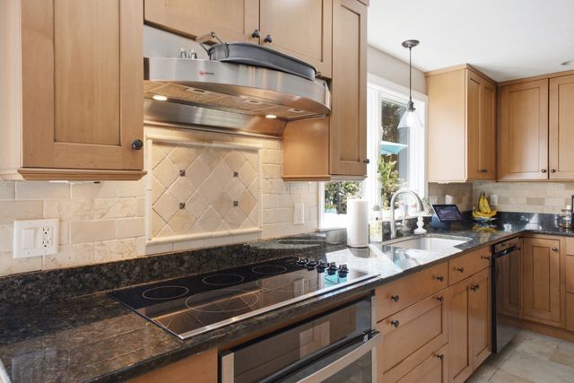 4 Portmore Ln, Framingham, MA 01702