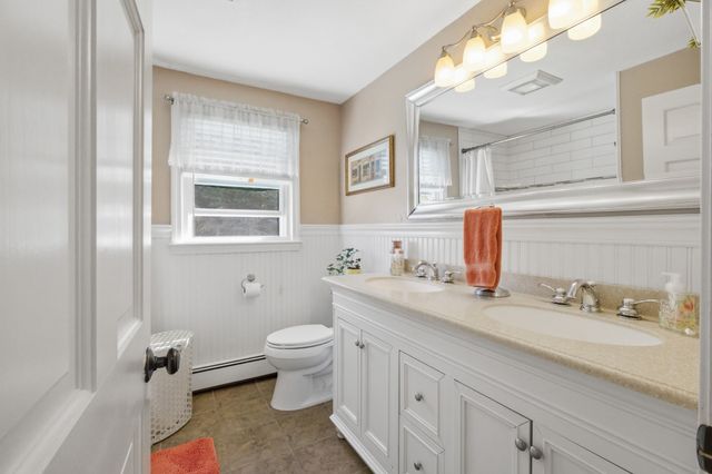 4 Portmore Ln, Framingham, MA 01702