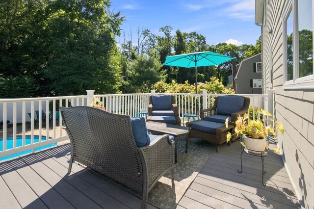 4 Portmore Ln, Framingham, MA 01702