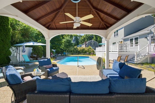 4 Portmore Ln, Framingham, MA 01702