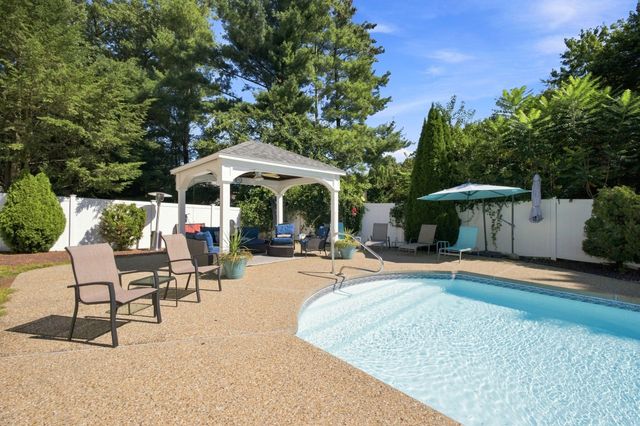 4 Portmore Ln, Framingham, MA 01702