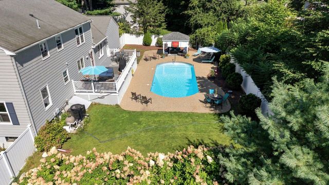 4 Portmore Ln, Framingham, MA 01702