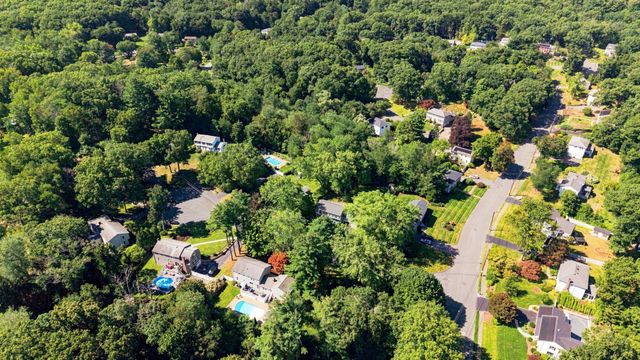4 Portmore Ln, Framingham, MA 01702