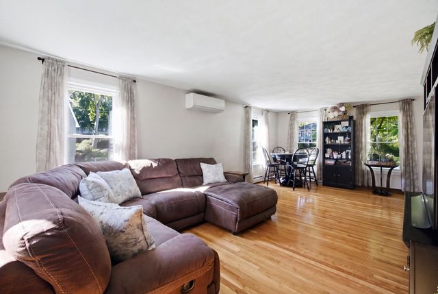 4 Portmore Ln, Framingham, MA 01702