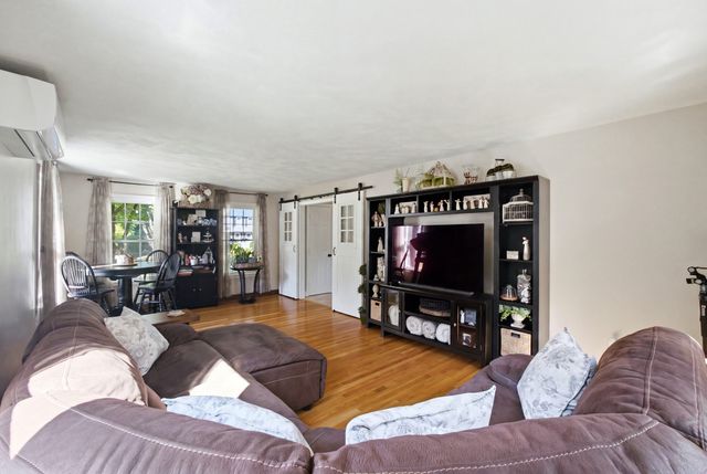 4 Portmore Ln, Framingham, MA 01702