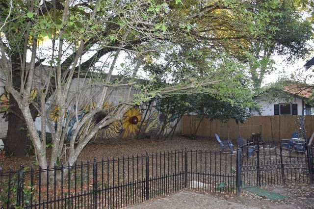 705 E Lamar Avenue, Crockett, TX 75835