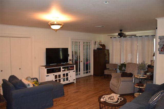 705 E Lamar Avenue, Crockett, TX 75835