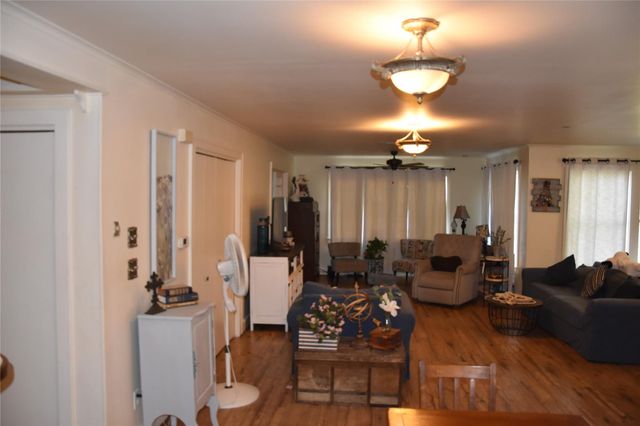 705 E Lamar Avenue, Crockett, TX 75835