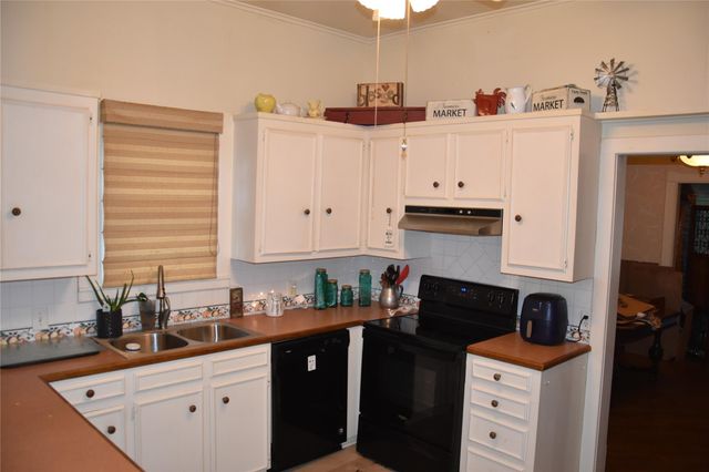 705 E Lamar Avenue, Crockett, TX 75835