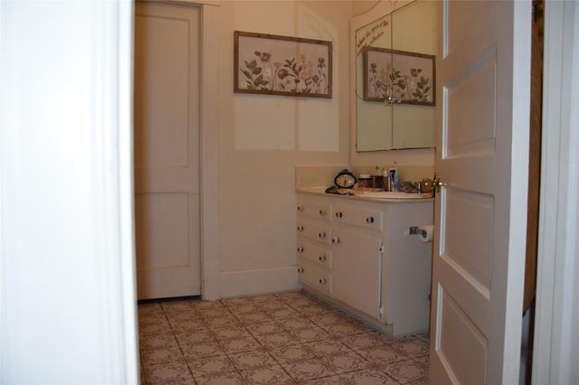 705 E Lamar Avenue, Crockett, TX 75835