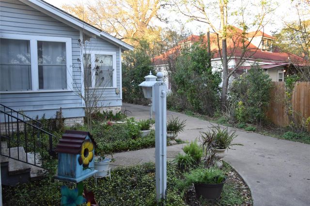 705 E Lamar Avenue, Crockett, TX 75835