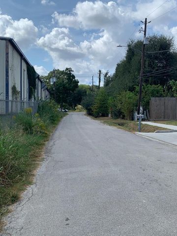 7 W Court Drive, Houston, TX 77017