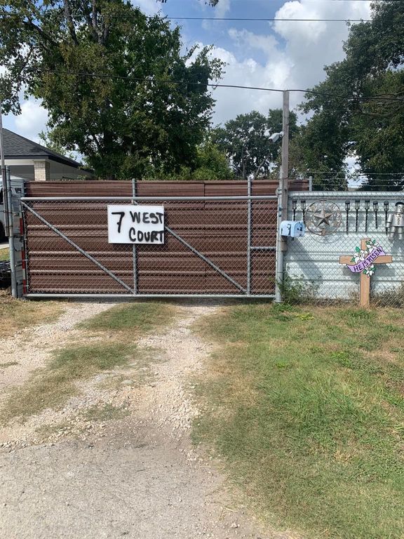 7 W Court Drive, Houston, TX 77017