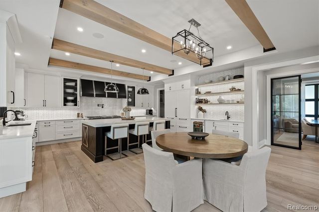 5200 Windingwood Drive, Bloomfield Hills, MI 48302