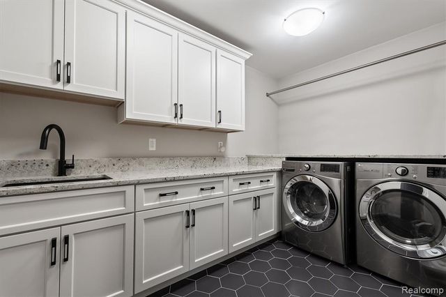 5200 Windingwood Drive, Bloomfield Hills, MI 48302