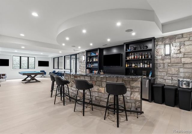 5200 Windingwood Drive, Bloomfield Hills, MI 48302