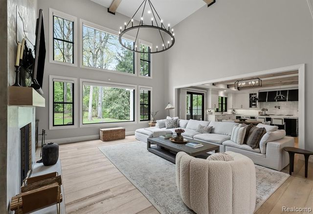 5200 Windingwood Drive, Bloomfield Hills, MI 48302
