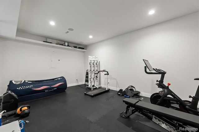 5200 Windingwood Drive, Bloomfield Hills, MI 48302