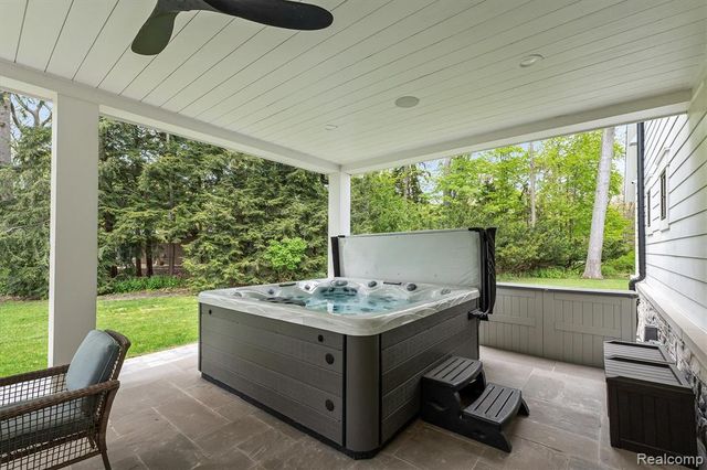 5200 Windingwood Drive, Bloomfield Hills, MI 48302
