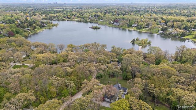 5200 Windingwood Drive, Bloomfield Hills, MI 48302
